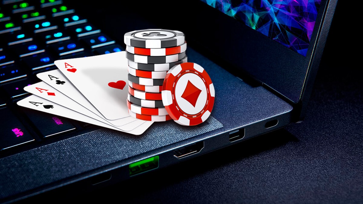 Online Poker vs Live Poker: 4 Distinct Differences For Players