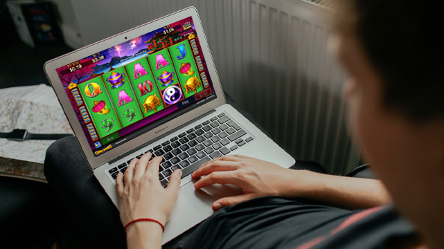Are Online Slot Machines More Profitable Than Land-Based Casino Slots?